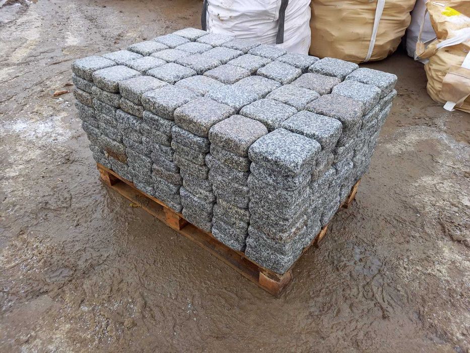 Kostka granitowa cięto-łupana otoczona 16/16/6; 16/16/8 szaro-ruda