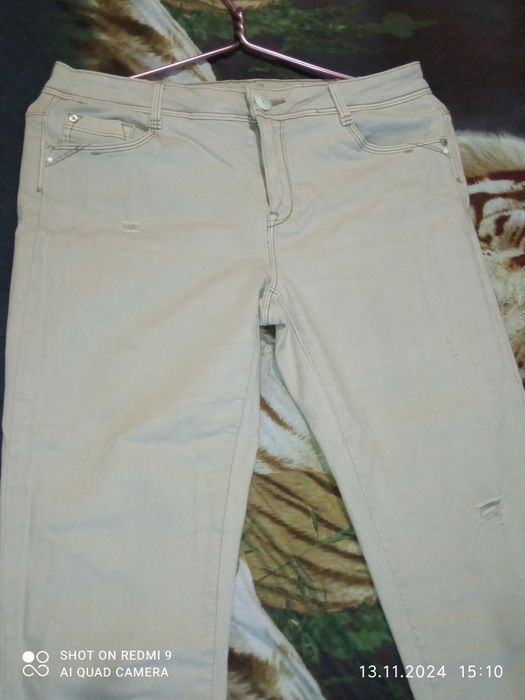 Білі джинси з потертостями