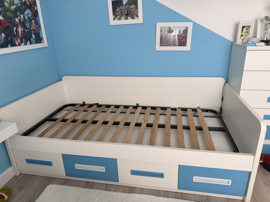 Cama de solteiro com gavetoes e movel superior