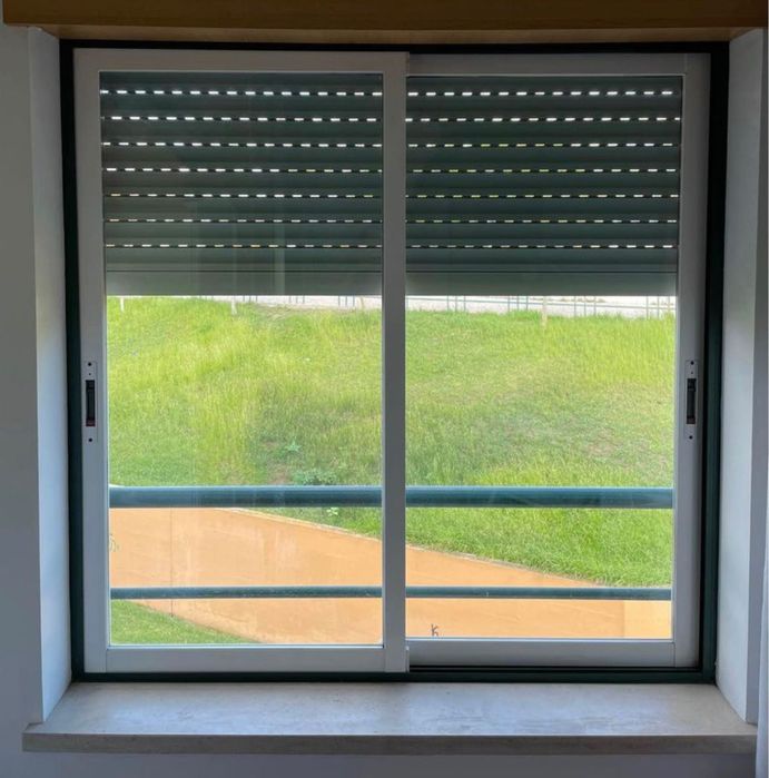 Janela Alumínio c/vidros duplos e caixa de estores
