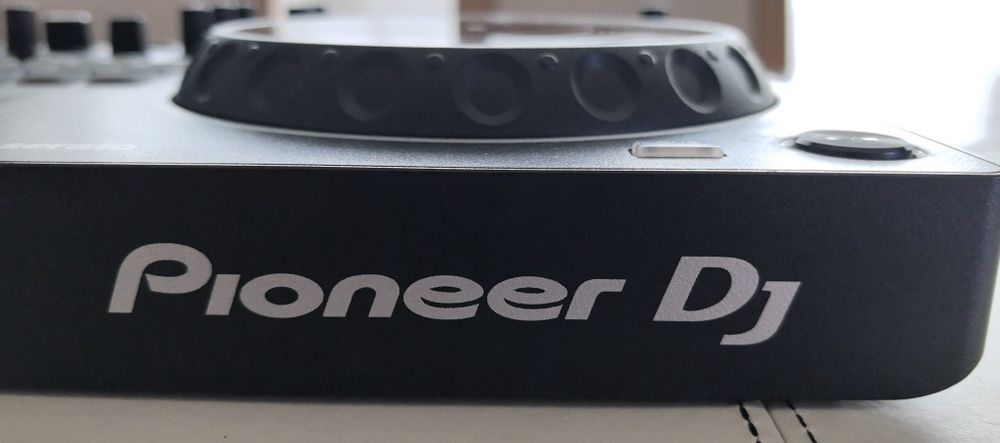 Kontroler DDJ-REV1 marki Pioneer DJ