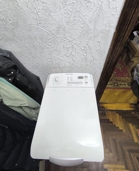 Пральная машина Electrolux EWT10420W с вертикальной загрузкой