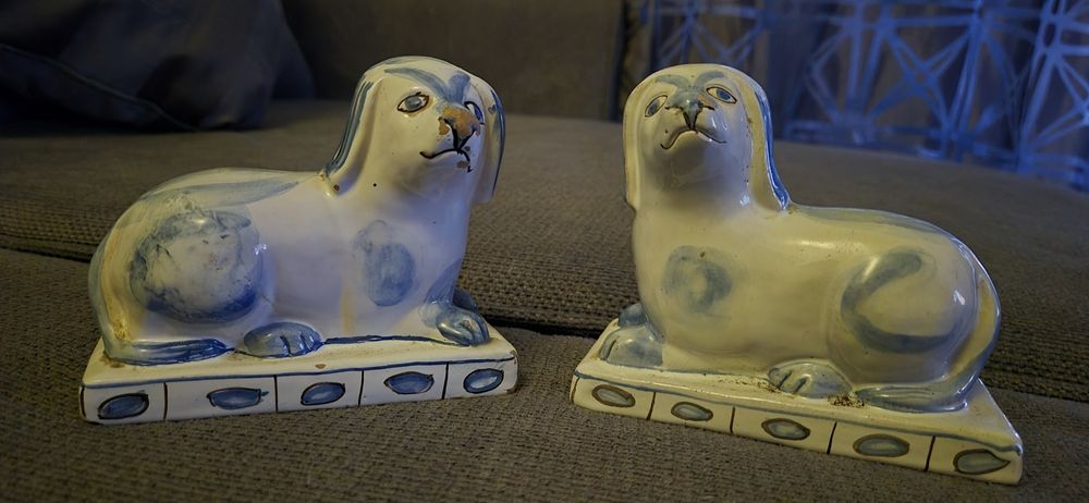 Par de cães em cerâmica portuguesa