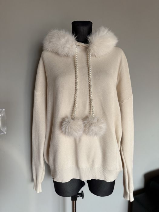 Kremowy sweter z kapturem sztuczne futerko perły