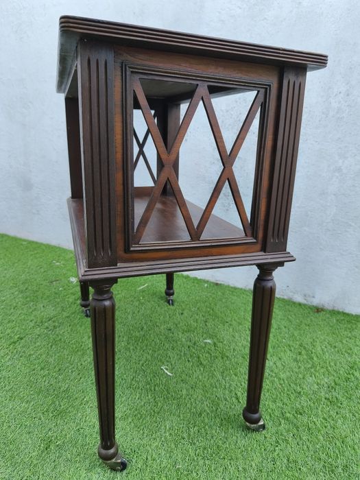 Estante antiga com rodas