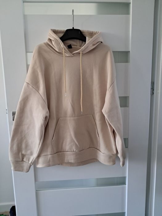 Beżowa bluza z kapturem oversize
