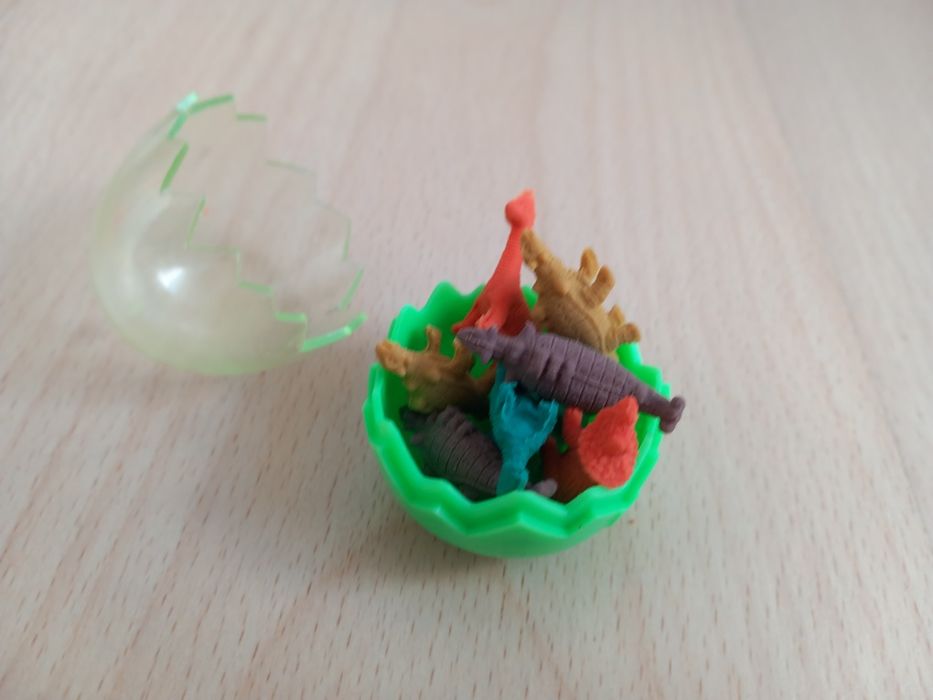 Ovo com mini dinossauros de silicone