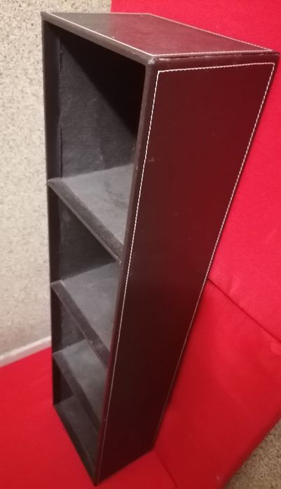 Estante de pele sintética, castanha, com 4 prateleiras