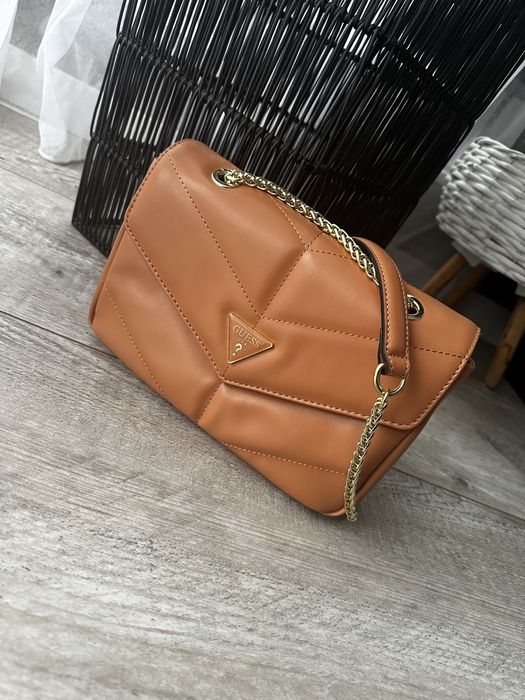 Torebka Guess listoniszka crossbody jasna rudo carmelowa