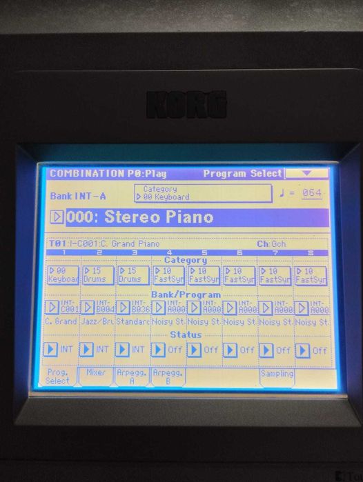 Sintetizador Korg Triton Studio com extras