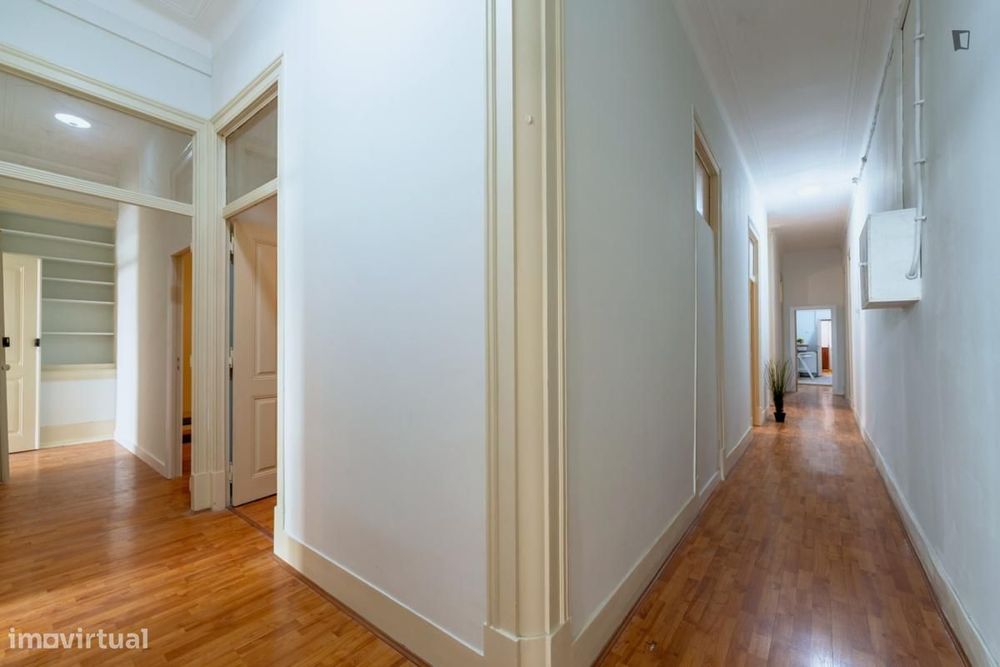 Quarto - localizado em Campo de Ourique Lisbon