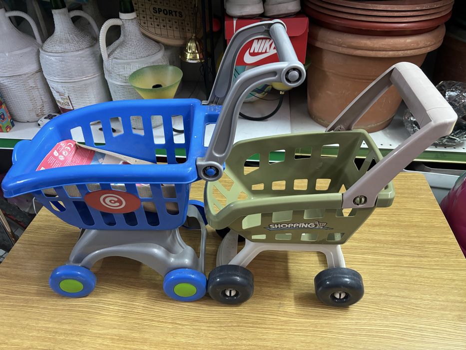 Brinquedos de praia e dois carrinhos com rodinhas