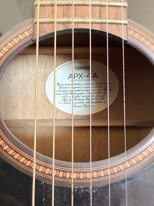 Guitarra Yamaha APX-4A