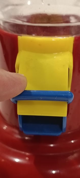 Dispensador de M&M's ou outra guloseima.