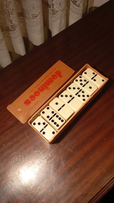 Caixa de Dominós
