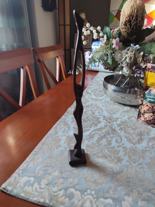 Estatueta em madeira