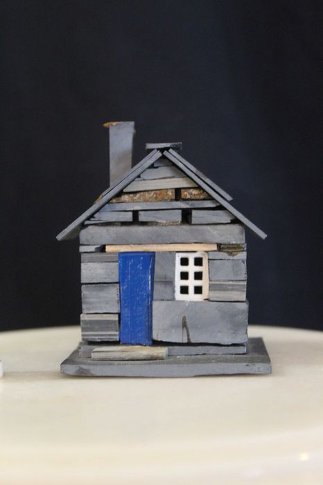 Pequena casa de xisto vintage em miniatura feita à mão, anos 90