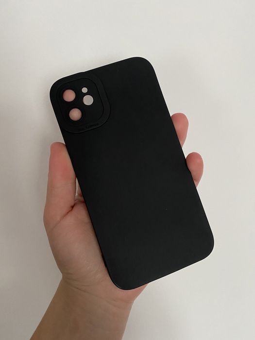 Чорний чохол на IPhone 11