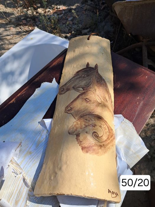 Telha pibtada a mao e assinada