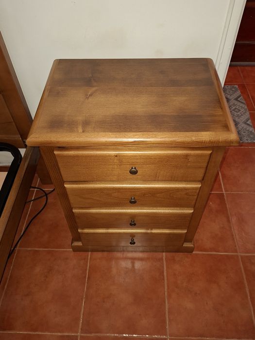 Cama de Solteiro e Mesa de Cabeceira