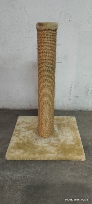Arranhador para gatos. 60 alt, 40 base. Em Loulé.