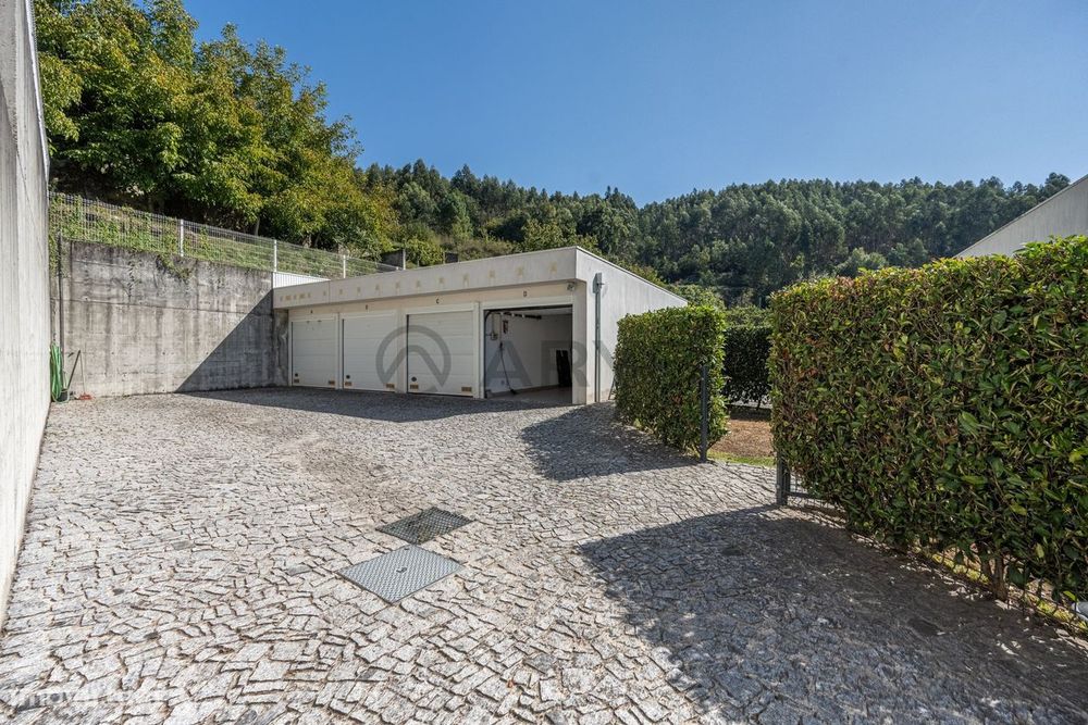 Apartamento T3 com garagem e jardim privativo