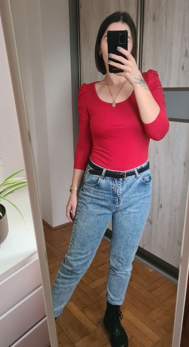 Czerwona dopasowana obcisła bluzka z bufiastymi rękawami 3/4 House M /