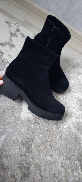 Продам жіночі замшеві ботінки