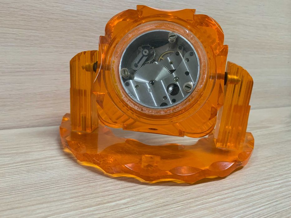 Годинник настільний на впевненому ходу