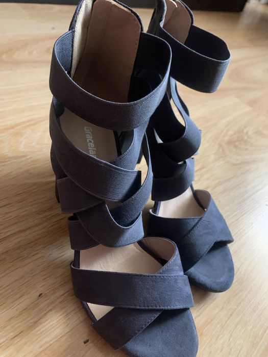 Sandałki na obcasie, nowe