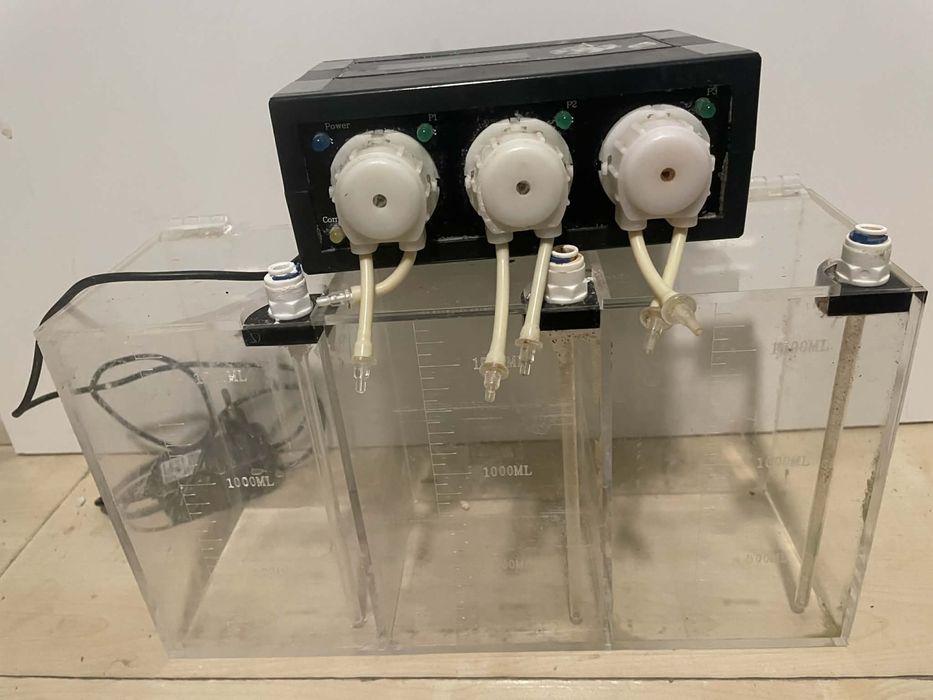 Pompa dozujaca Jecod DP-3 i pojemnik na 3 płyny