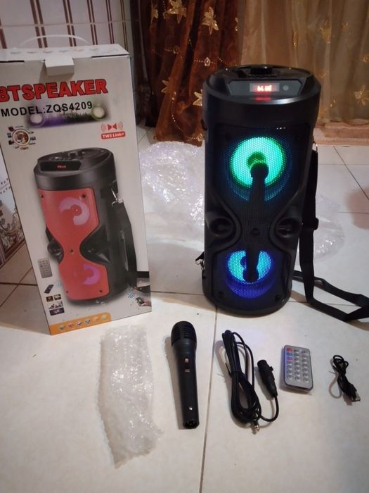 Coluna bluetooth nova com radio até 14h microfone/comando/pens/cartão