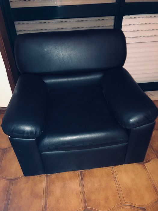 Poltrona em pele ideal para escritório ou sala