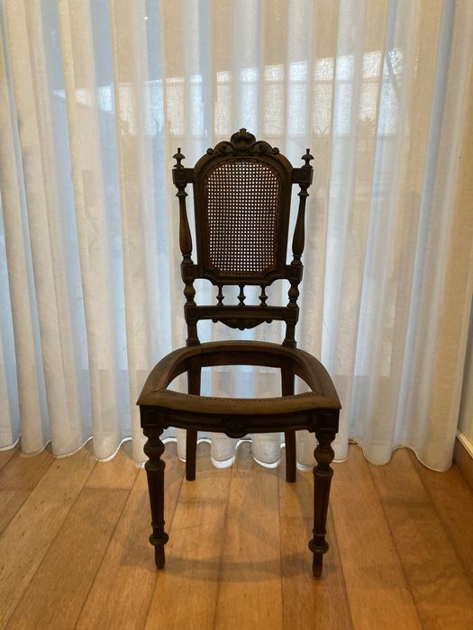 Cadeira em madeira escura, maciça. Vintage