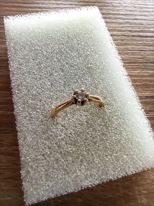 Złoty pierścionek z brylantem MARKO