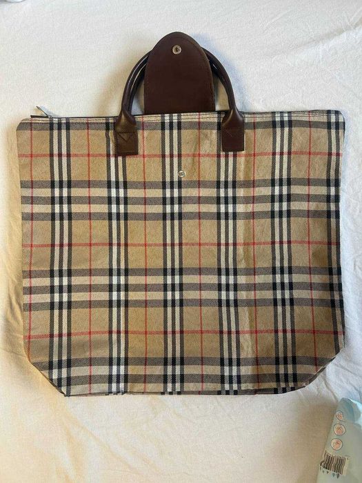 Burberry Luxury Shopper