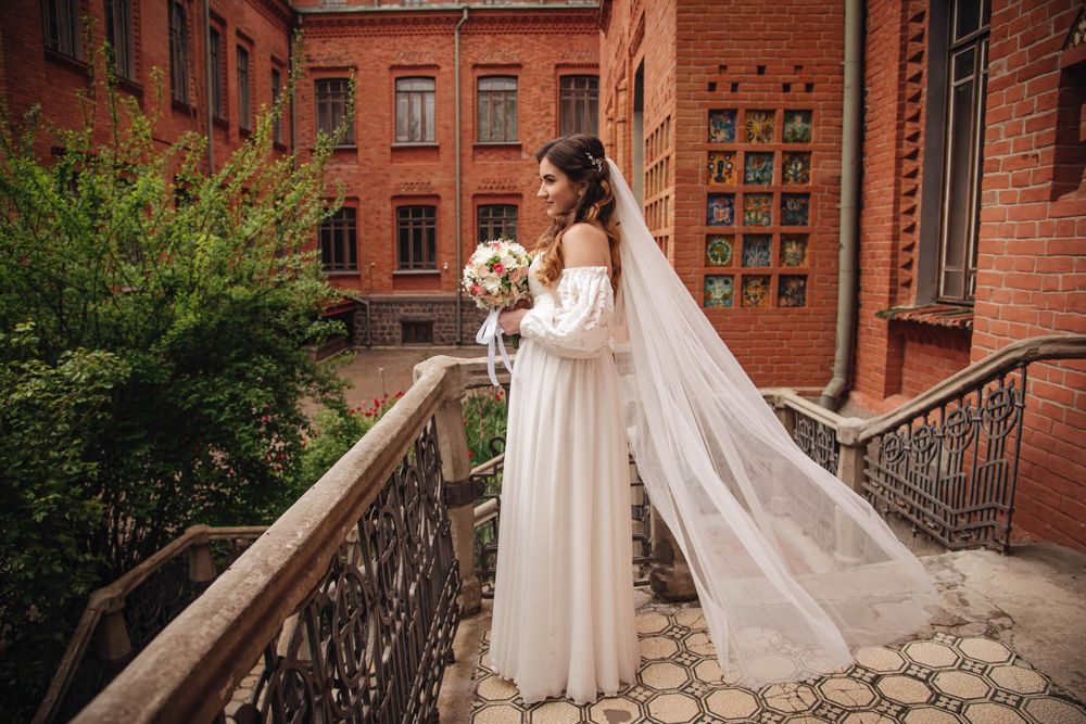 Весільна сукня з фатою