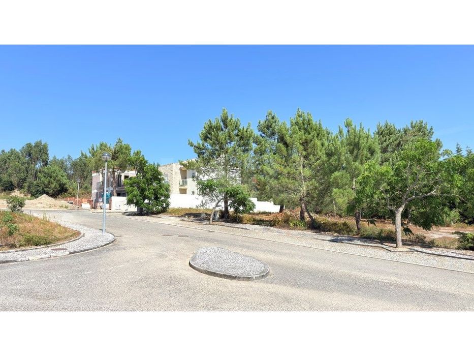 Lote urbano com 323m², para venda, em Torres Vedras