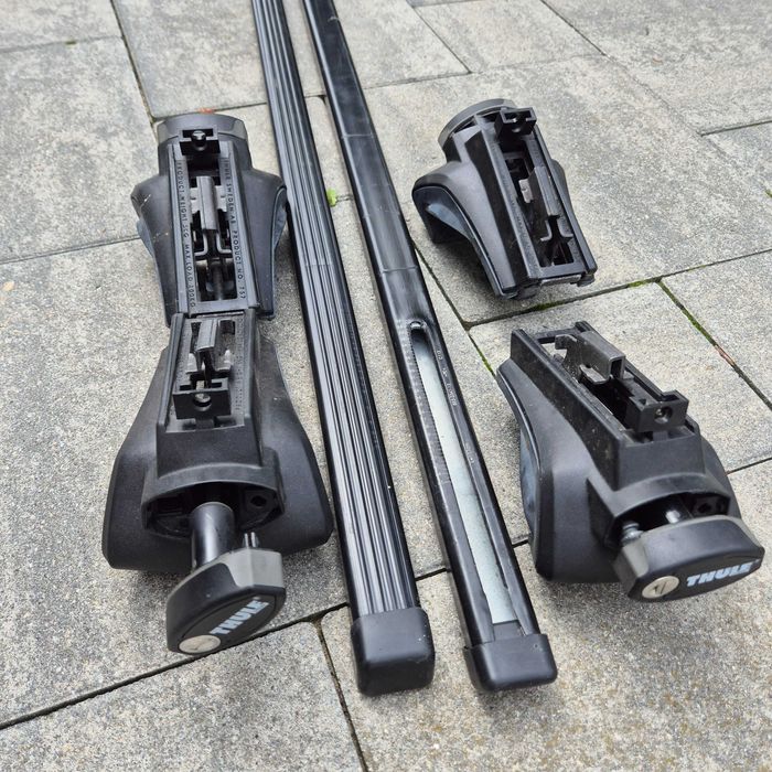 Bagażnik Thule: belki i łapy na relingi otwarte