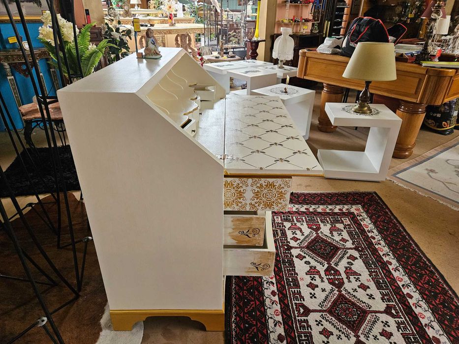 Escrivaninha restaurado de forma personalizada