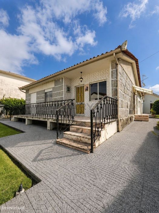 Moradia T3 para Renovação — Brito, Guimarães
