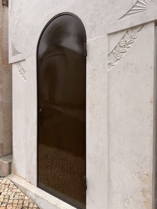 Jazigo Cemitério Alto de São João, 16 lugares