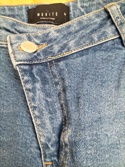 Jeansy z przetarciem marki Mohito rozmiar 38 stan bardzo dobry.