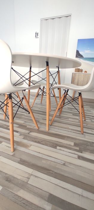 Mesa com 4 cadeiras brancas