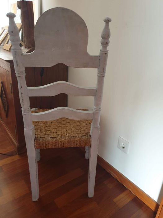 Cadeira madeira com assento em corda