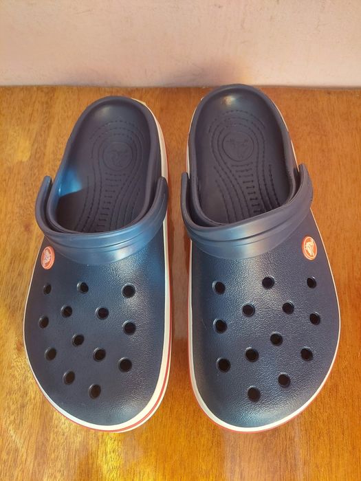 Тапочки фірми crocs оригінал 

Стан класний 

Привезено із закордону в