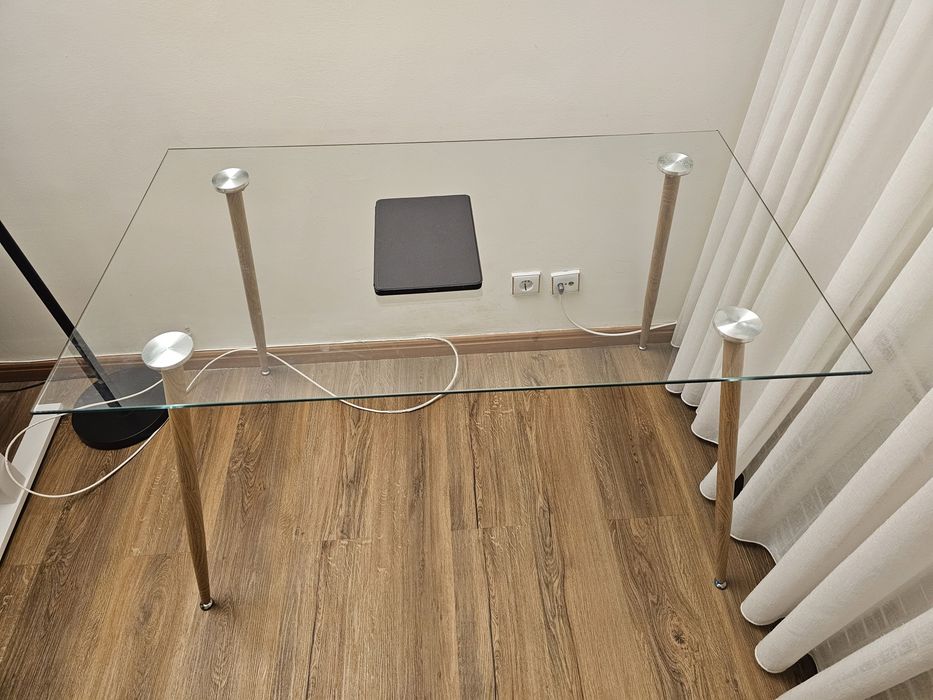 Mesa de sala com tampo de vidro