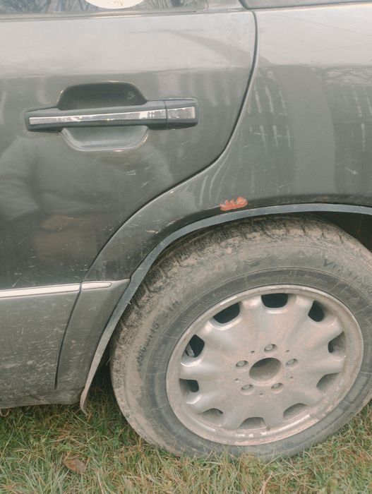 Автомобіль 124 мерседеса