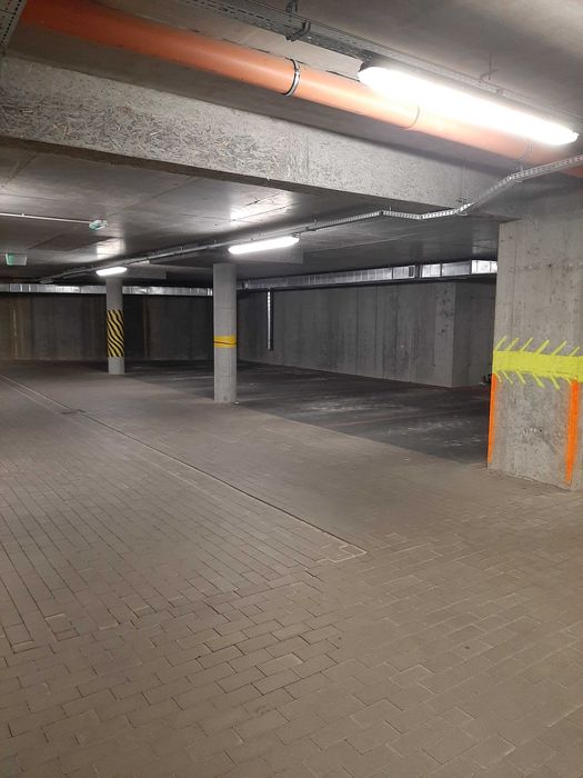 Miejsce postojowe w hali garażowej