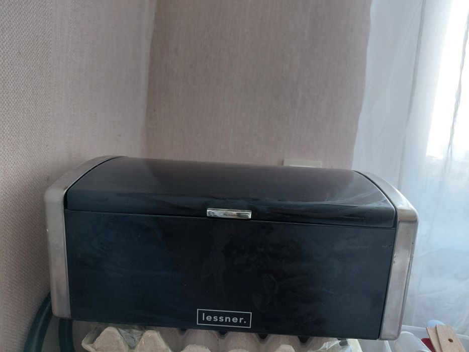 Продам хлібницю металеву